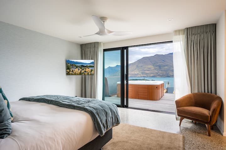 Sumptuous master suite
Relax in the spacious master bedroom, featuring hotel-grade luxury linen for the ultimate sleep experience. Floor-to-ceiling windows fill the room with natural light and showcase breathtaking lake and mountain views.