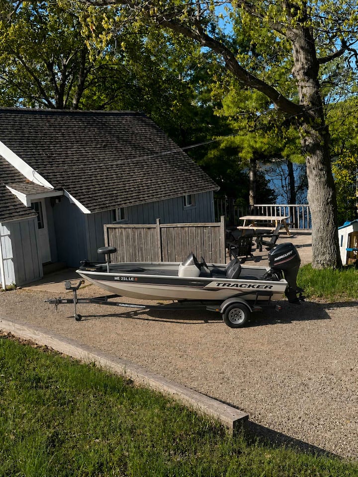 Clam Lake Waterfront Cottage W/ Kayaks - Elk Rapids, MI