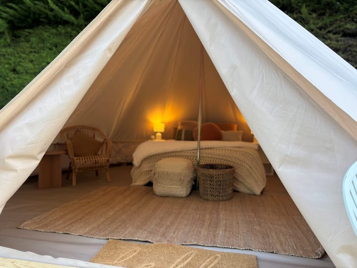 En el jardín, acabamos de instalar una tienda de campaña glamping de 5 metros de ancho con 1 cama queen y 1 cama individual.
