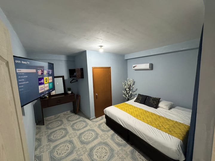 Kitanda cha ukubwa wa king-size, chumba chenye kiyoyozi na Smart TV ya 43" yenye intaneti ya setilaiti, bafu binafsi 