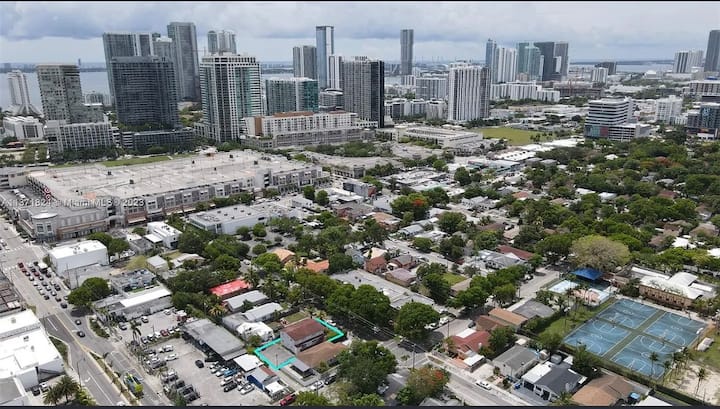 Modern Wynwood Retreat. - Miami, FL