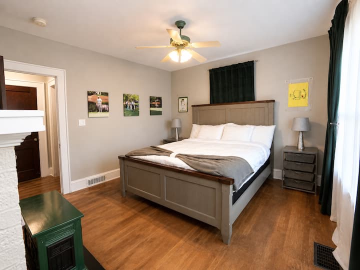 A refined Augusta-inspired room with Masters-style details, green accents, golf decor, and a peaceful Southern atmosphere. 