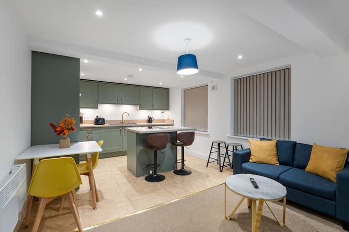 Lux 2br Apt | Opposite Train Station & City Centre - Huddersfield