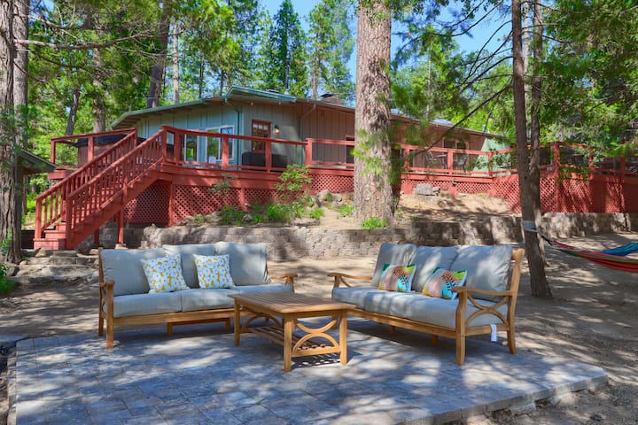 Serene Creekside Yosemite Retreat - Oakhurst, CA