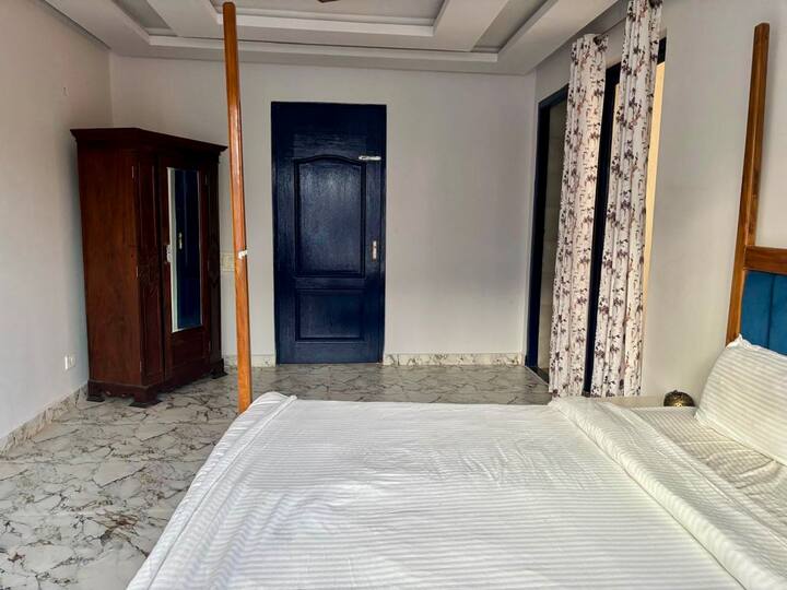 Bedroom 1 image 3
