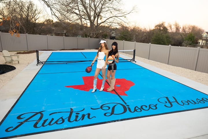 Pickleball Golf Heated Pool Jacuzzi Karaoke Disco + Pool