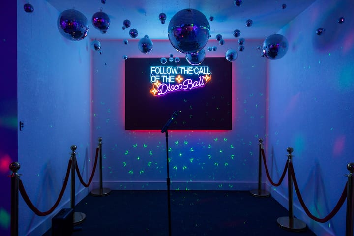 Pickleball Golf Heated Pool Jacuzzi Karaoke Disco + Pool