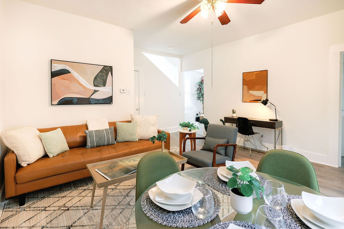 Top Airbnb: GreenHouseTrolleyStop-2BedsLOFT/ShopEat/PetsUpTown in Uptown