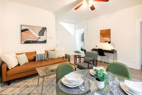 Top Airbnb: GreenHouseTrolleyStop-2BedsLOFT/ShopEat/PetsUpTown in Uptown