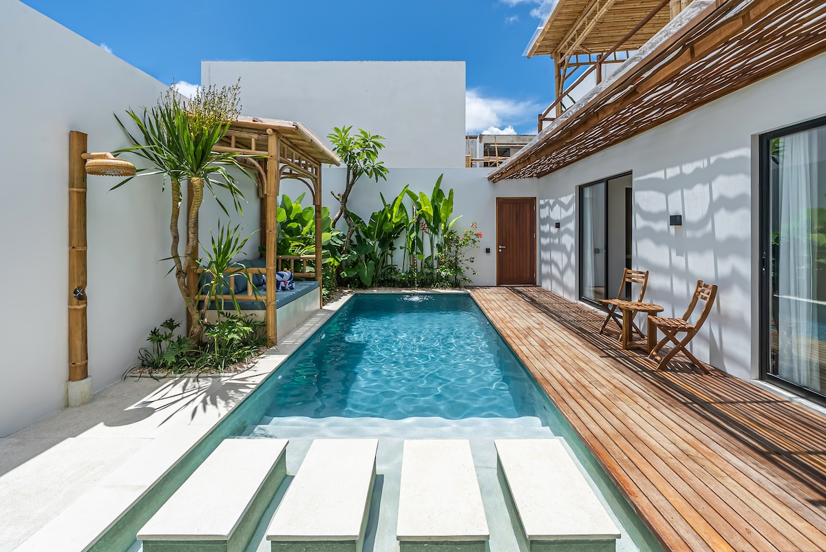 Villa in Canggu · ★4.93 · 2 bedrooms · 2 beds · 2 private baths, порівнянний Airbnb