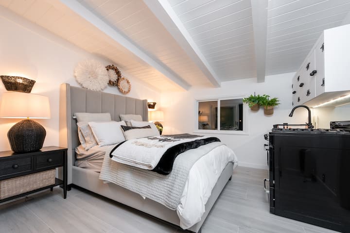Med queensize-dobbeltseng og eget badeværelse