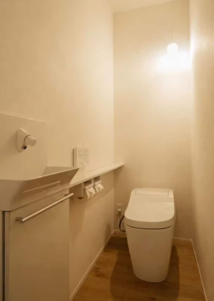 ビデ付きウォシュレットトイレを完備した、清潔で機能的なハーフバスルーム。大人数での滞在でも快適に使えるよう、各フロアにトイレを設置。恩納村の貸切ヴィラならではの、行き届いた設備です。