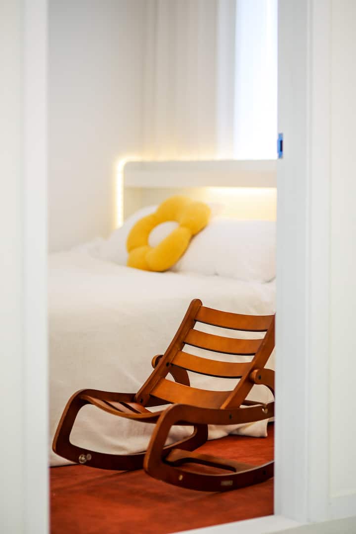 Возрасните можат да престојуваат, но оваа соба е посоодветна за деца. 
Ги спуштив дрвените столчиња за деца. 