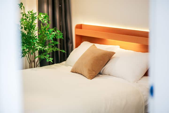 Ова е удобна дрвена соба~ 
Тоа е дрвена колиба, но остатокот е украсен во модерна бела и црна боја.