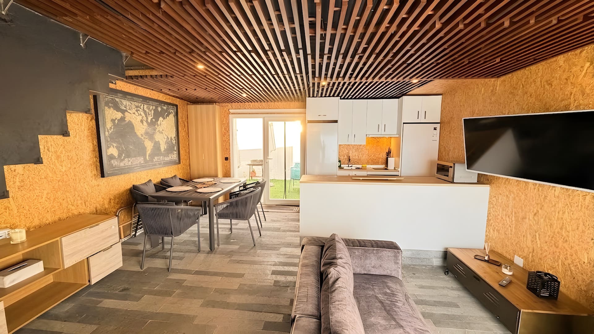 Salón abierto con cocina y escalera flotante: diseño y calma.