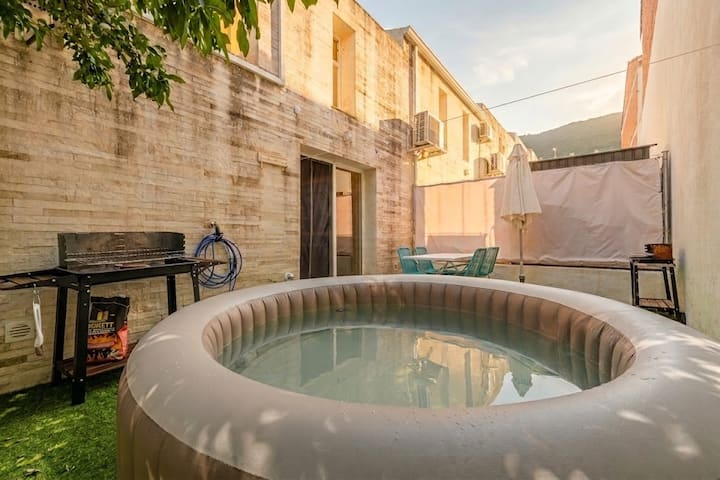 Jacuzzi climatizado a 38-40º, disponible todo el año.