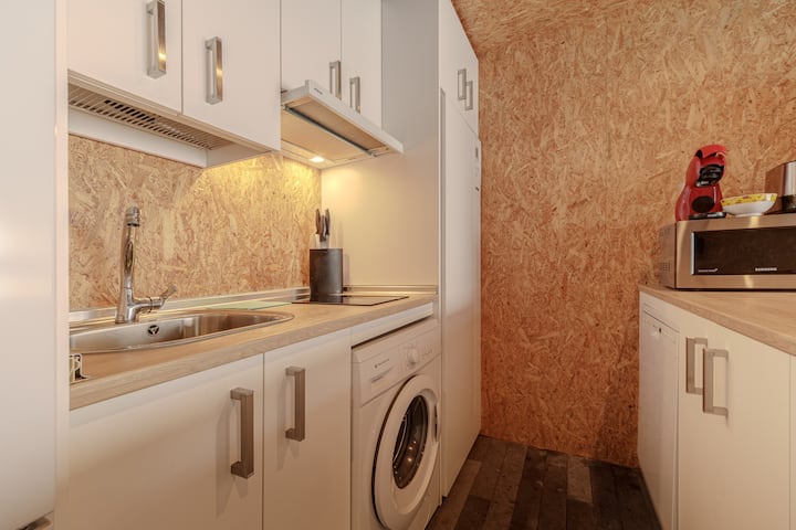 Cocina equipada con lavadora y menaje completo.