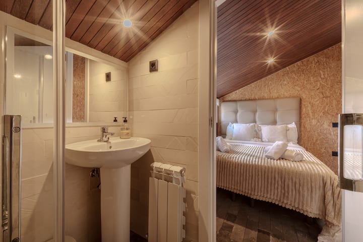 El baño en suite, a un paso de la cama.