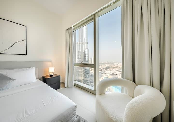 Vista del dormitorio: para tu máxima comodidad, el dormitorio cuenta con una cómoda cama tamaño king con sábanas de primera calidad y está equipado con cortinas pesadas de tonos neutros para una privacidad completa y control de la luz con una increíble vista al Burj.