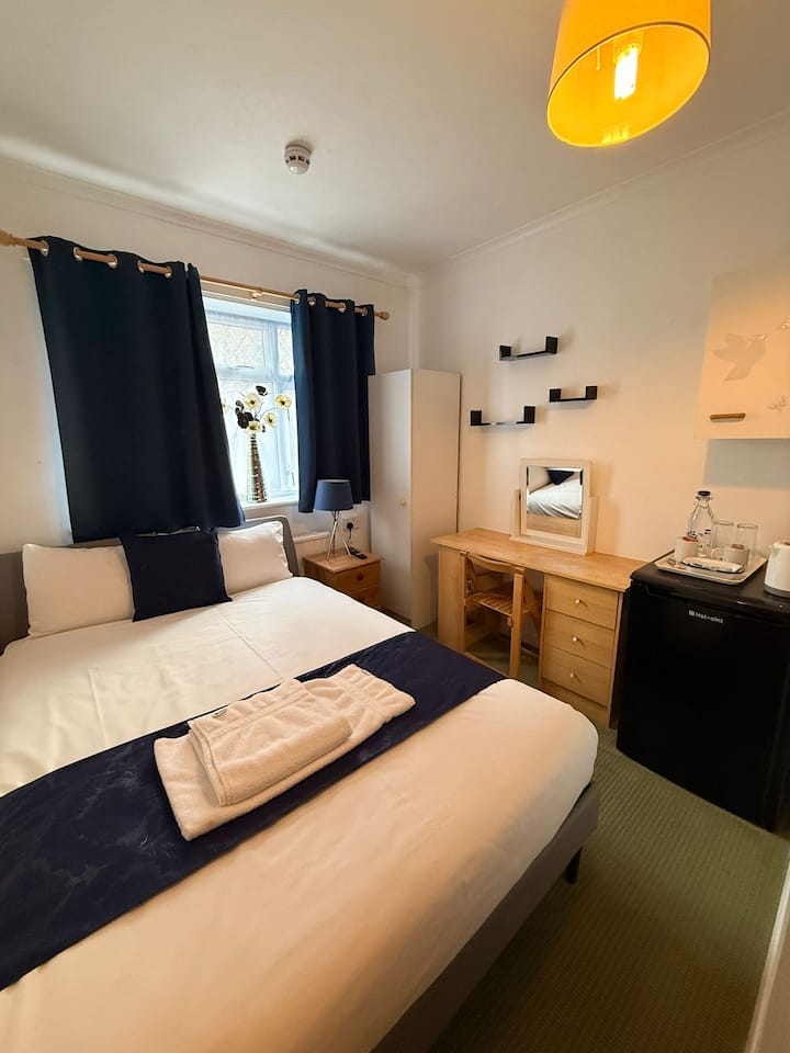 Double Ensuite Room-high Trees Guest House Gatwick - Redhill