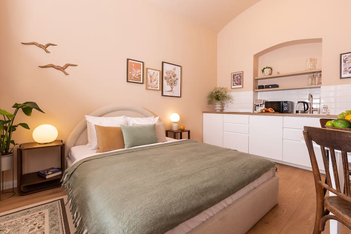 Wenceslas Square 2br: Stylish Apartment - Praga
