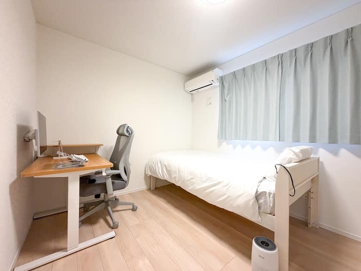 電動昇降デスク、27インチ液晶モニター、モニターアーム、キーボード、人間工学チェア、PCスタンド、タブレットスタンド、日本製FranceBedのシングルマットレス×２、エアコン、空気清浄機、クローゼット