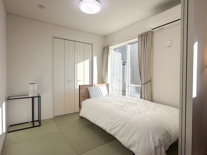 日本製FranceBedのシングルベッド、布団を追加可能。エアコン、空気清浄機、クローゼット。
