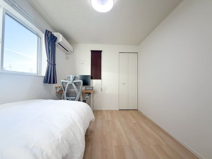 電動昇降デスク、27インチ液晶モニター、モニターアーム、キーボード、人間工学チェア、PCスタンド、タブレットスタンド、日本製FranceBedのシングルマットレス×１、布団設置可、エアコン、空気清浄機、クローゼット