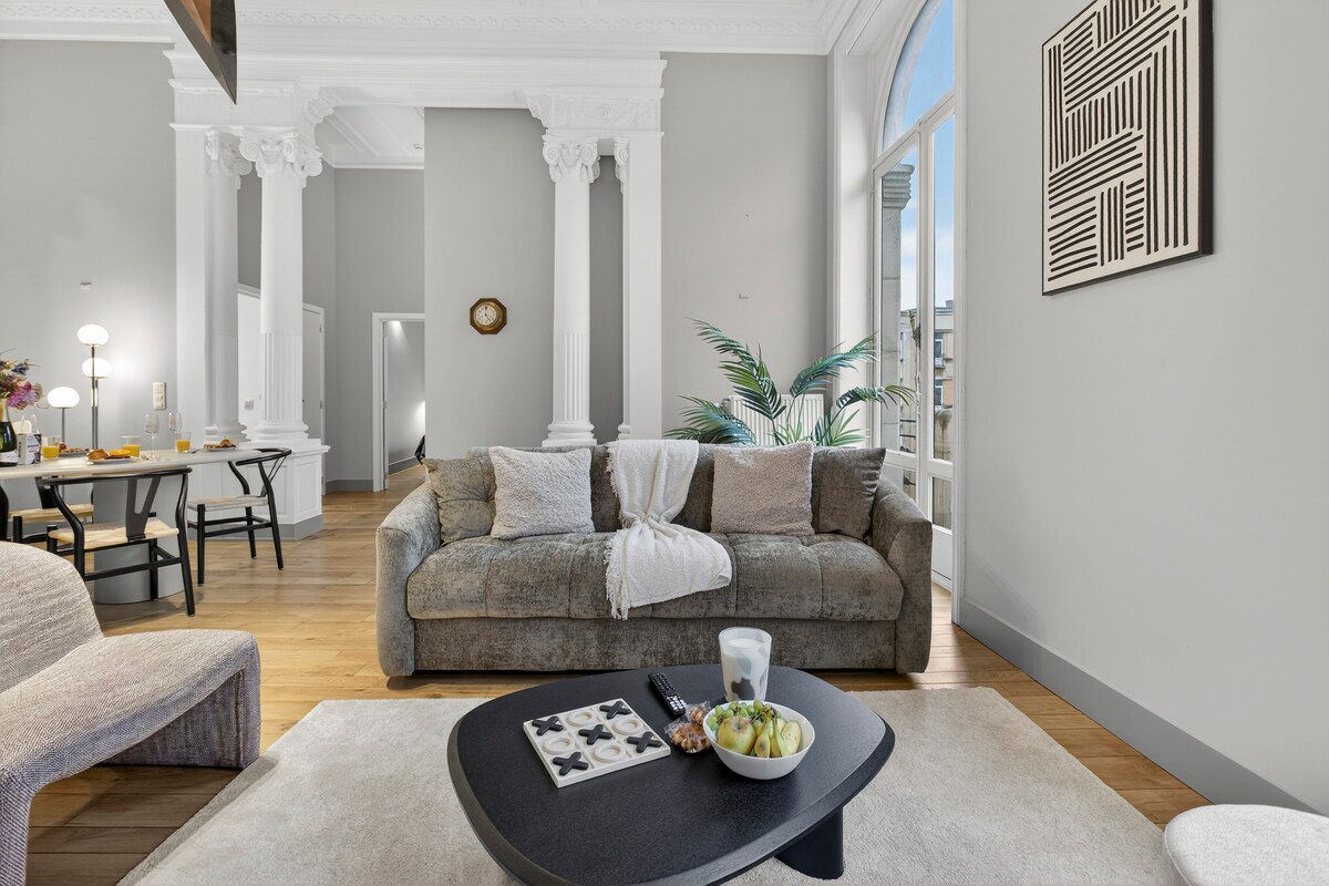 Popular Airbnb listing: Apart-Hotel - 2 Bedrooms In city Center in Quartier Du Centre Centrumwijk