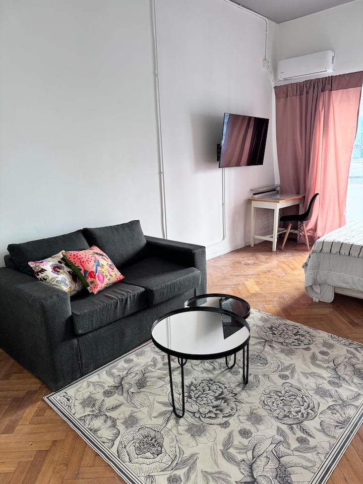 Recycled studio apartment with balcony in Retiro
