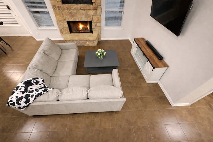 Spacious 4br Retreat |Pool Table| Firepit & Hottub - Kyle, TX