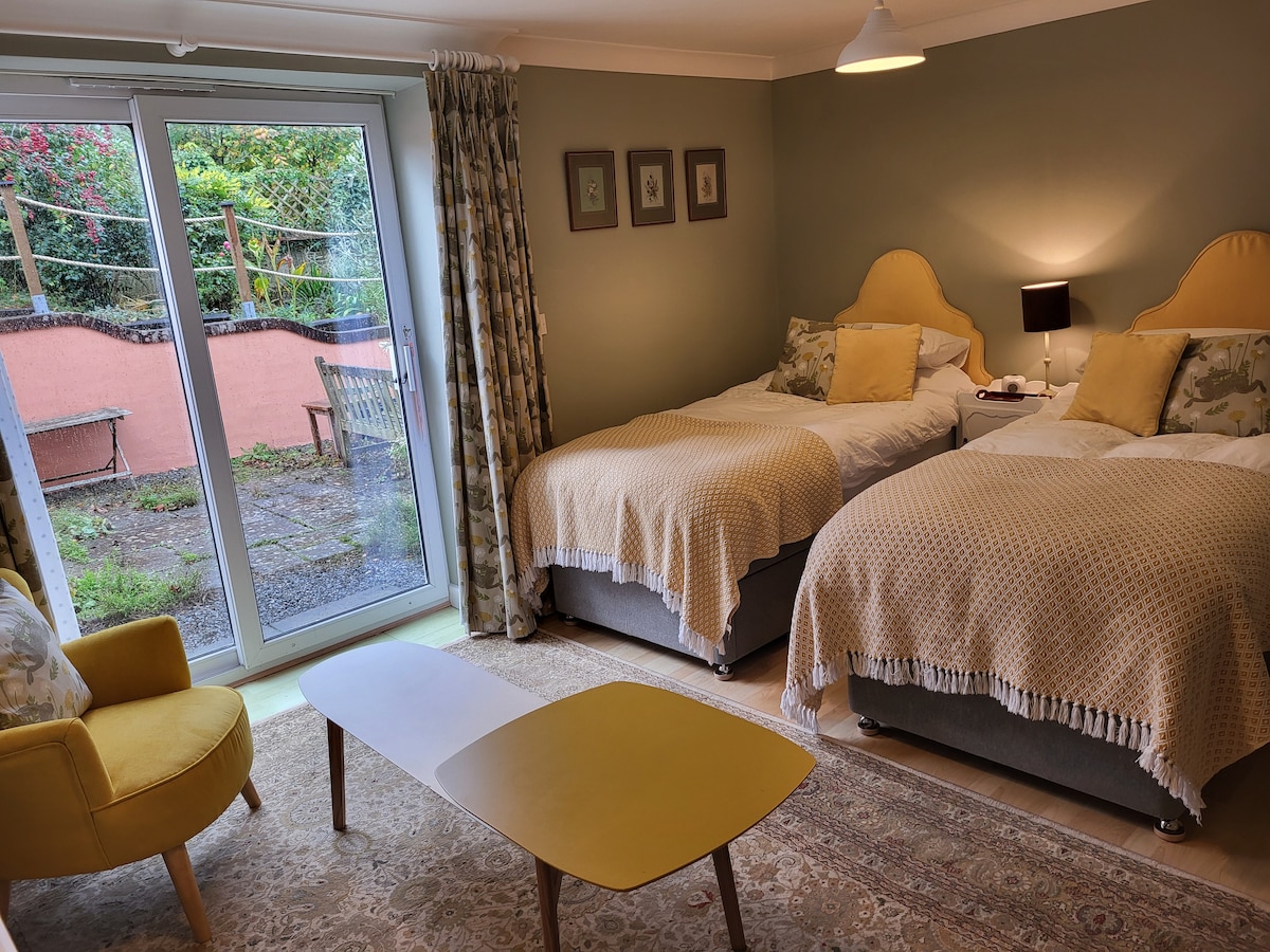 Twin or queen ensuite in courtyard garden annexe