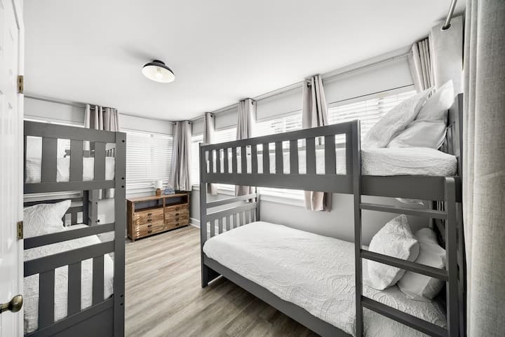 Bedroom #4 - 3rd Floor Bunk Room with 2 twin/twin bunk beds    (Sleeps 4)