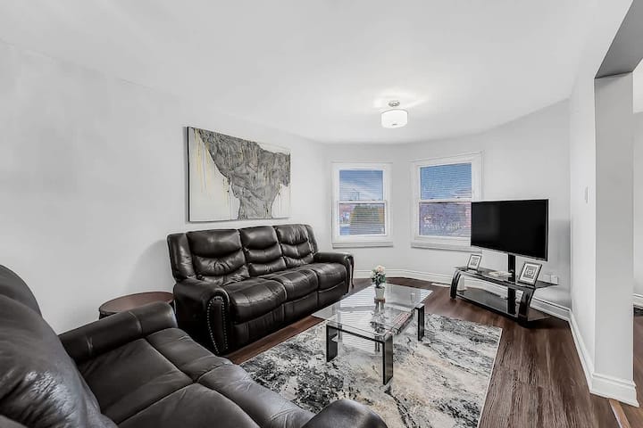 Cozy 4 Bedroom Home For 8 With Driveway Parking - Brampton