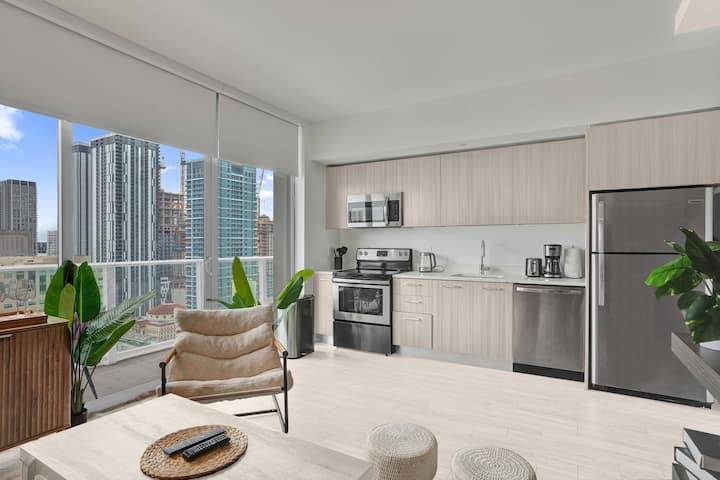 Large Studio by Bayside Marina with Nice Views
