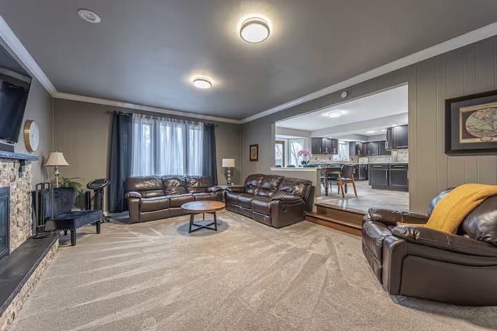 Spacious Family Home, Hot Tub - Rockford