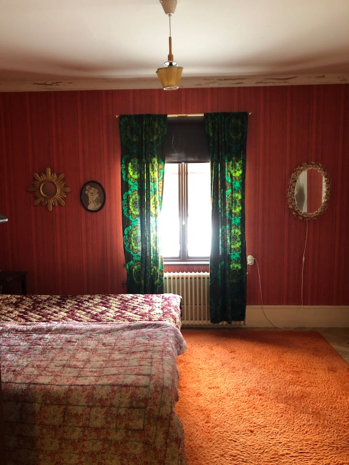 Dos camas individuales que se pueden juntar o separar. 