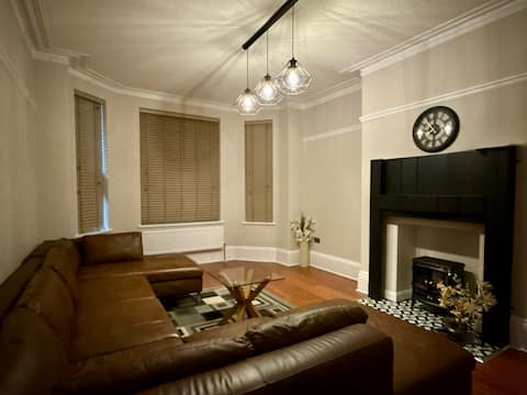 Top Airbnb: Large Luxury 4 bedroom home with parking in Levenshulme