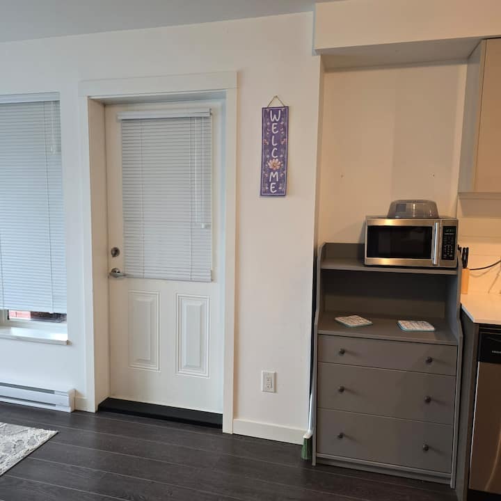Cozy 1br Apartment With Private Patio In Surrey - 써리