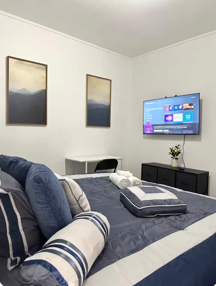 זוהי מיטת קינג סייז נוחה מאוד! בחדר הזה יש גם טלוויזיה 50 אינץ'. אם אתם צריכים מקום שקט לעבוד בו, יש לנו גם עמדת עבודה בשבילכם! 