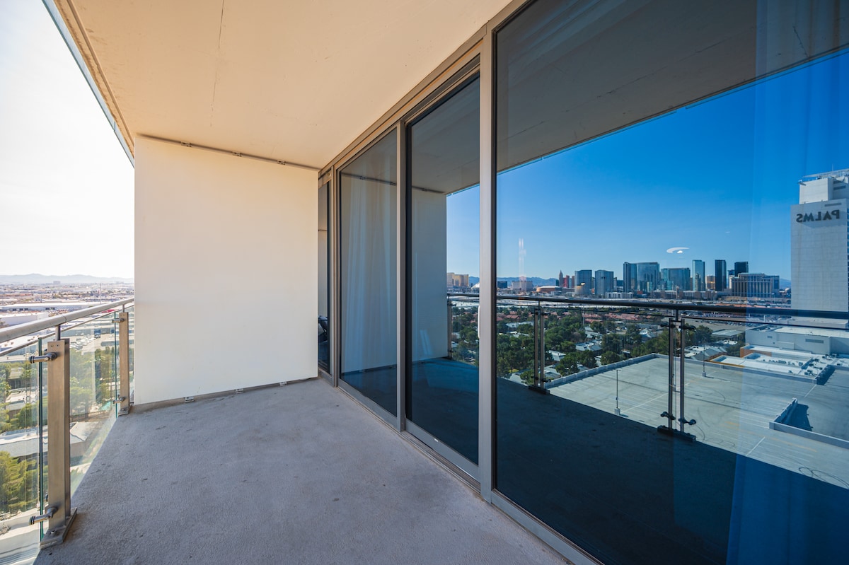 Luxury aparthotel with great balcony view
