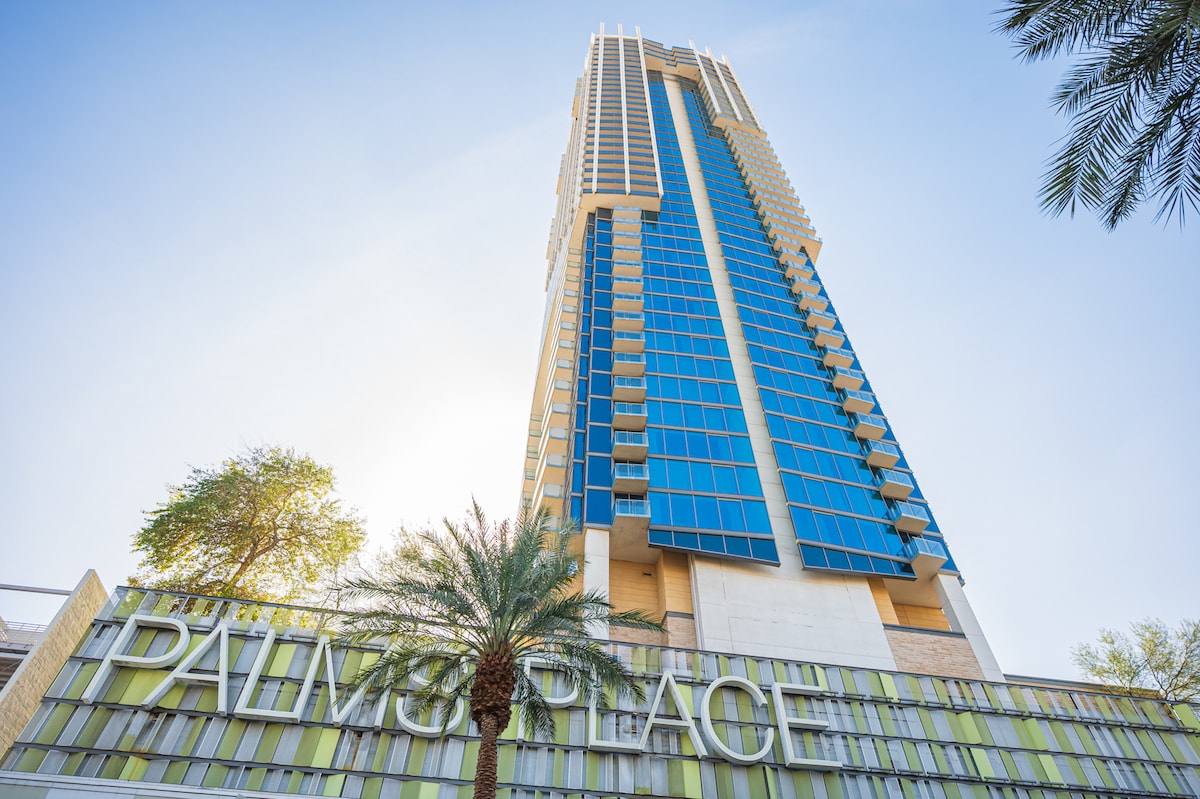 Luxury aparthotel with great balcony view