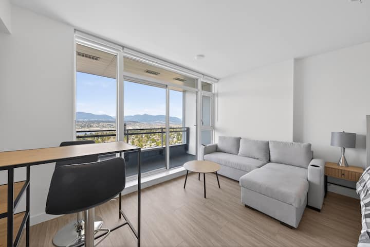 Luxury Sky View Condo W/ Balcony | Central Surrey - Surrey