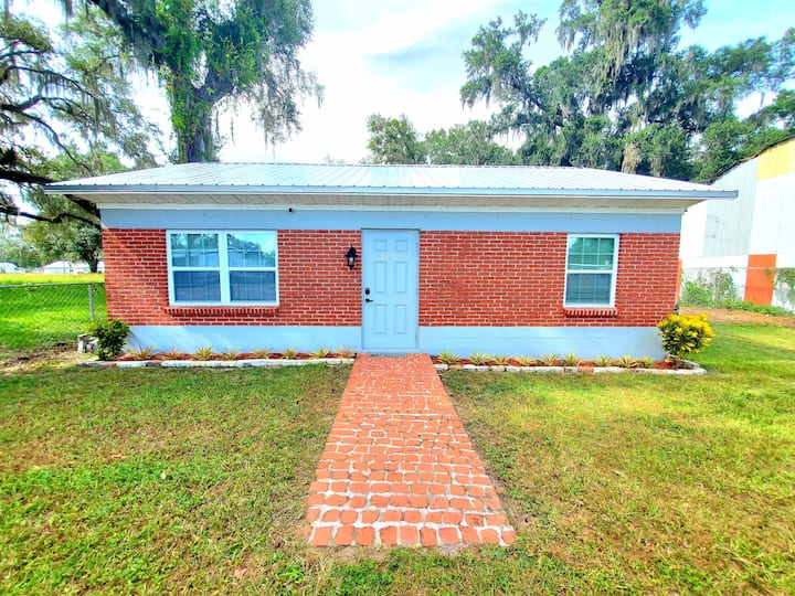 Cheerful Home 2 Bed 1 Bath - Zephyrhills, FL