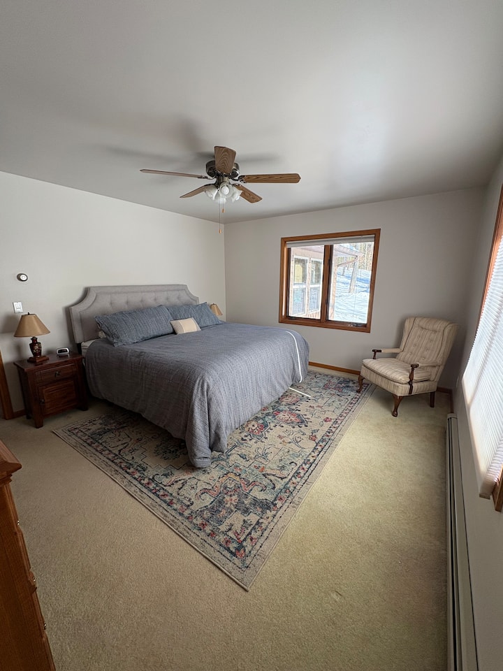 卧室1：加大双人床