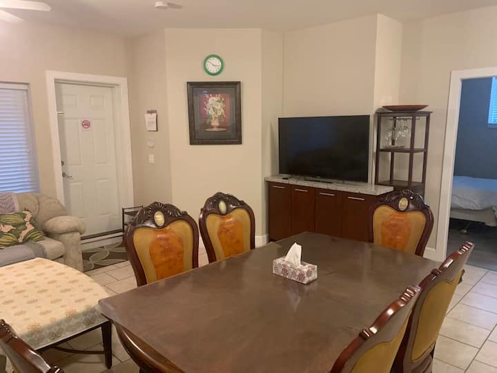 Wendy's Home Offers Private Spaces &4 Bedrooms. - Surrey