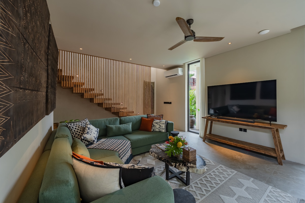 Home in South Kuta · 4 bedrooms · 5 beds · 3 baths, Airbnb karşılaştırması