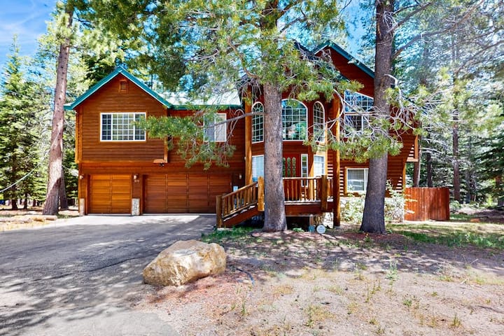 Upscale 4br Dog Friendly | Fireplace | Hot Tub - Lago Tahoe