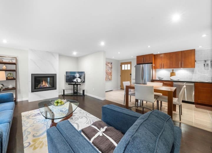 Beautifully Furnished Three Bedroom Suite. - 北溫哥華市