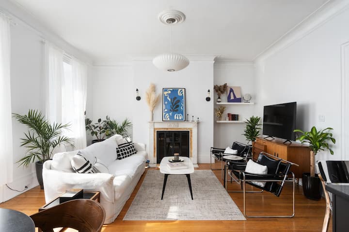 Elegant 2br/2ba Retreat | Golden Square Mile - Montreal